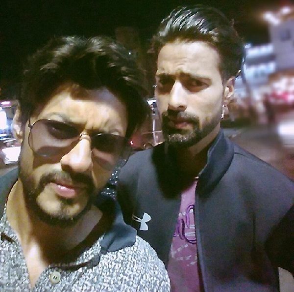 Even Shah Rukh Khan Needs To Take A Look At This Look-Alike Of Him! Meet Haider Maqbool - RVCJ Media