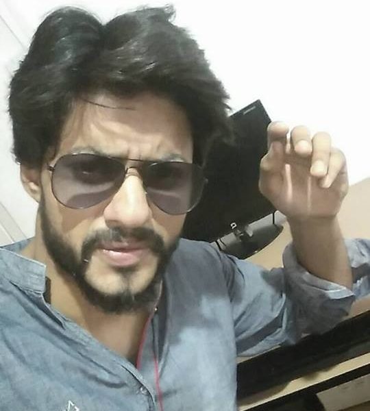 Even Shah Rukh Khan Needs To Take A Look At This Look-Alike Of Him! Meet Haider Maqbool - RVCJ Media