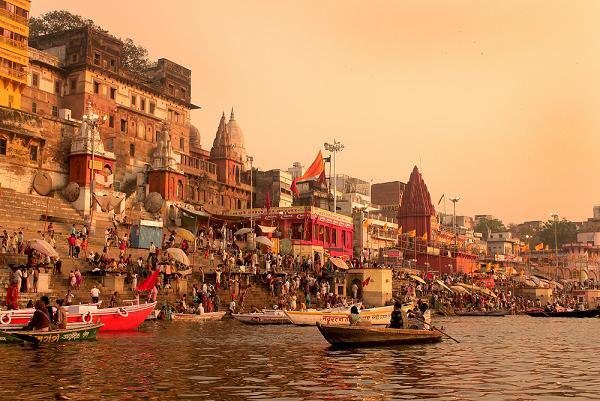 <a href="http://www.chakranews.com/wp-content/uploads/2016/03/The-Ancient-and-Vibrant-Holy-Hindu-City-of-Varanasi-off-the-Ganga-River.jpg" target="_blank">Source</a>