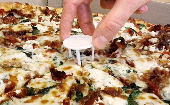 Ever Noticed That Tiny Plastic Table At Your Pizza’s Center? Here’s Why They Put It - RVCJ Media