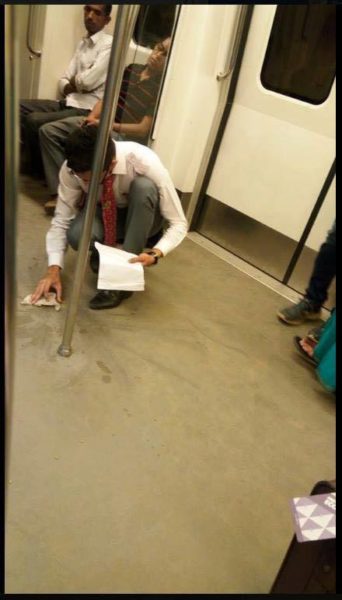 Modi Will Be Super-Happy To Know What This Guy Did In Delhi Metro After Food From Tiffin Spilled! - RVCJ Media