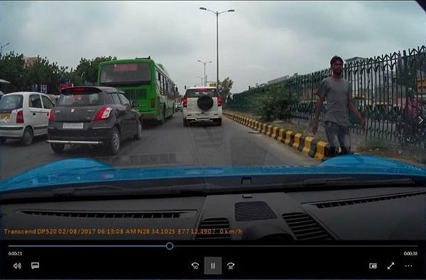 Delhi Man Was Robbed Of His Phone In Broad Daylight & He Couldn’t Even Notice! Watch Video! - RVCJ Media