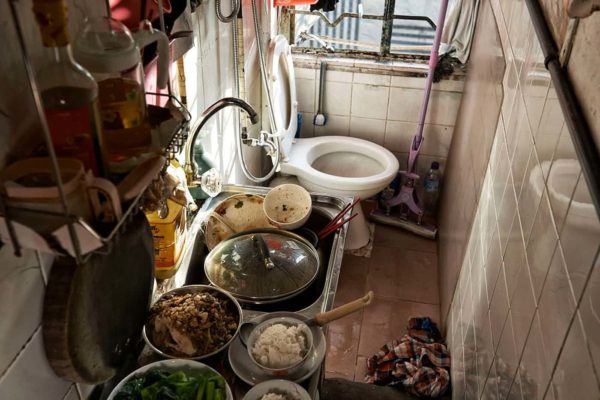 "Coffin Cubicles" In Hong-Kong Are No Less Than Death Traps! See How People Are Living! - RVCJ Media