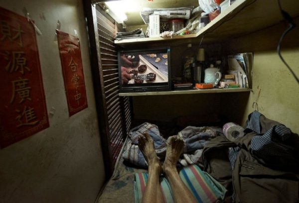 "Coffin Cubicles" In Hong-Kong Are No Less Than Death Traps! See How People Are Living! - RVCJ Media