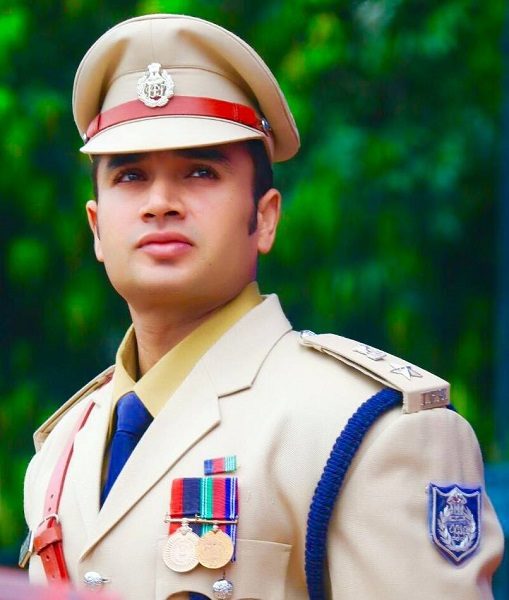 This IPS Officer From MP Is New Internet Sensation! Has Beaten Actors In Fitness & Dashing Looks - RVCJ Media