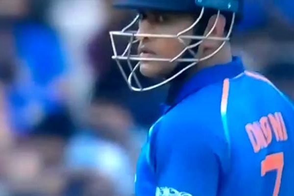 Dhoni Gives An Angry Stare To Kedar Jadhav After Run Out Scare! Twitter Reacts! - RVCJ Media