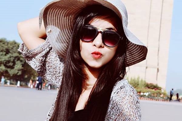 Bigg Boss 11: Salman Trolls Dhinchak Pooja Over ‘Selfie Maine Le Li Aaj’ Song & You Can't Miss It - RVCJ Media