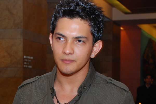 Aditya Narayan Loses Temper, Threatens & Abused Airline Staff Saying, Teri Chaddi Utaar Doonga - RVCJ Media