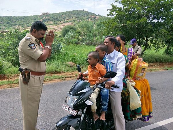 5 People On A Bike, 2 Kids On Fuel Tank & No Helmet. Police Felt Helpless But Twitter Laughed - RVCJ Media