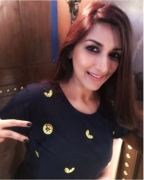 Remember Sarfarosh Actress Sonali Bendre? Here’s How She Looks Like Now - RVCJ Media