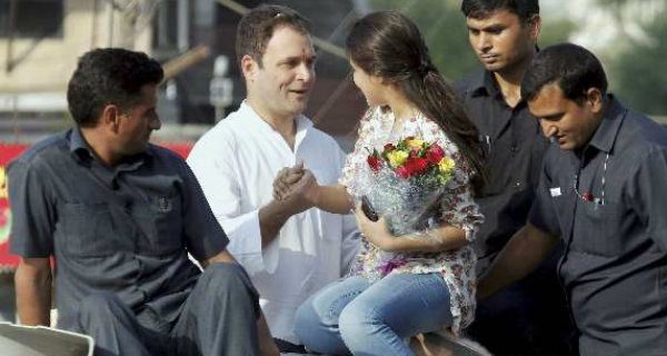 Class 10 Girl Skips School & Climbs Bus To Click Selfie With Rahul Gandhi. This Is What He Did - RVCJ Media