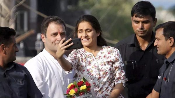 Class 10 Girl Skips School & Climbs Bus To Click Selfie With Rahul Gandhi. This Is What He Did - RVCJ Media