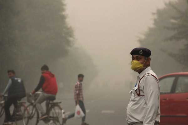 Smog Situation In Delhi Got Worse. Even Celebrities Are Reacting On Social Media Sites - RVCJ Media