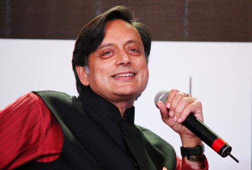 Shashi Tharoor Starts 2018 With A Grammatical Mistake. Twitter Had A Great Time Making Fun Of Him - RVCJ Media