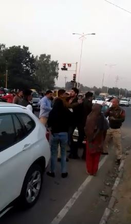 Guy Slaps Police Officers & Then Kidnaps. Claims That He Was Asked For 1 Lakh Bribe - RVCJ Media