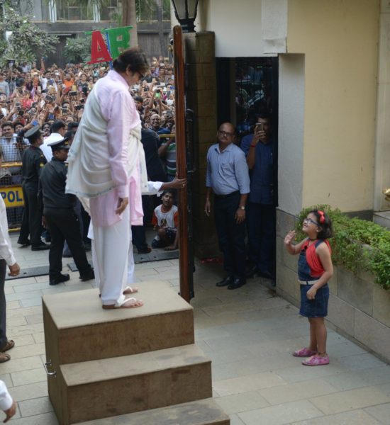 A Little Fan Somehow Managed To Enter Big B’s House. His Gesture Is Winning Hearts On Twitter - RVCJ Media