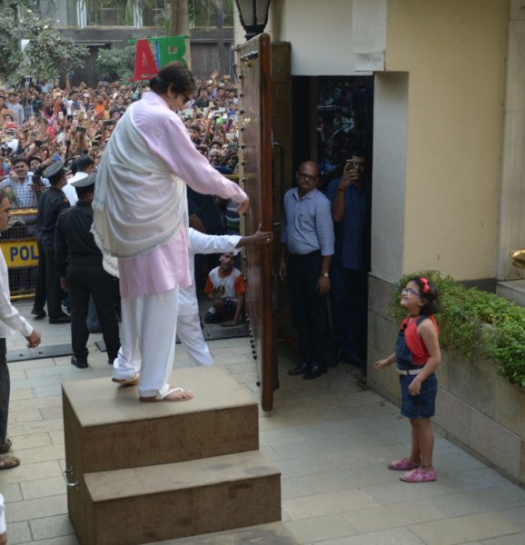 A Little Fan Somehow Managed To Enter Big B’s House. His Gesture Is Winning Hearts On Twitter - RVCJ Media