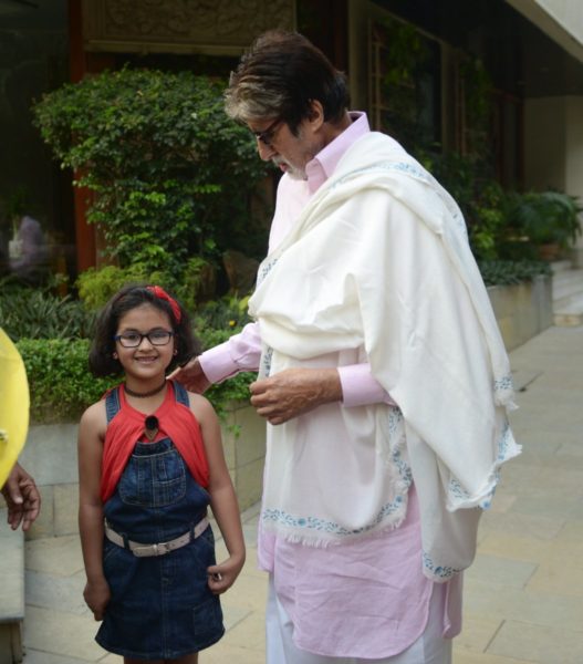 A Little Fan Somehow Managed To Enter Big B’s House. His Gesture Is Winning Hearts On Twitter - RVCJ Media