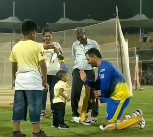 Dhoni Finds Time To Play With A Little Fan. The Video Is So Cute And Fans Are Loving It - RVCJ Media