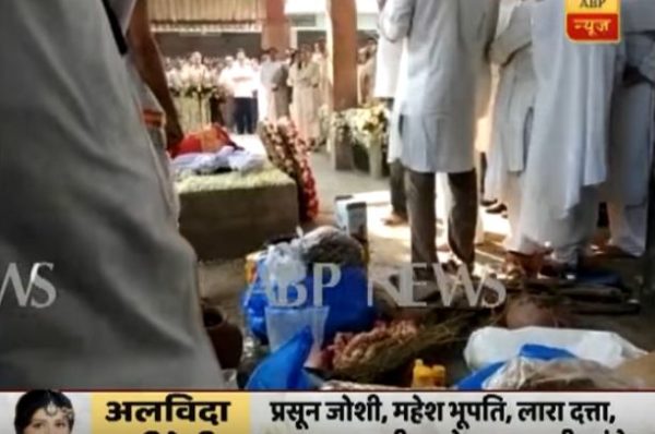 First Pics Of Sridevi's Last Rites In Crematorium Are Out. Boney Is Performing Rituals - RVCJ Media