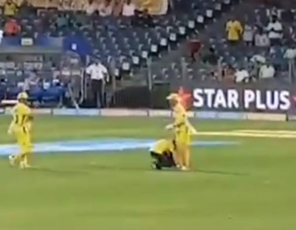 True Fan Moment. Entire Stadium Was Surprised To See What Dhoni Is For This Fan. See Video - RVCJ Media