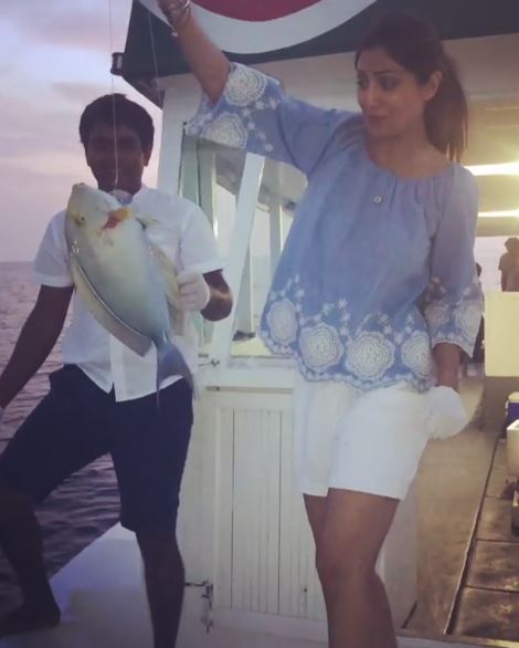 People Troll Shilpa Shetty For Putting A Fish's Life In Danger Despite Being Honoured By PETA - RVCJ Media