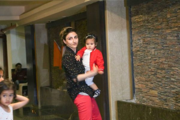 Mom Soha Got Angry On Photographers For Using Flash While Clicking Pics Of Inaaya. See The Video - RVCJ Media