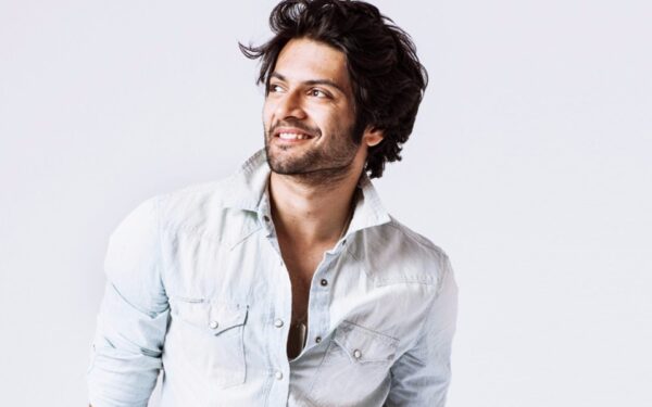 Ali Fazal's Private Photos Leaked Online. Posts An Explanation. - RVCJ Media