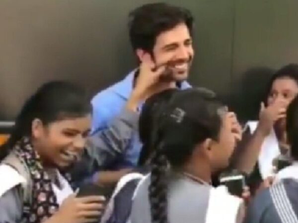 Kartik Aaryan’s Reaction After A Female Fan Pulls His Cheeks Is Too Adorable. Fans Will Love Video - RVCJ Media