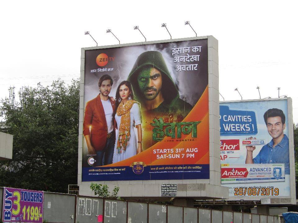 We Finally Know The Truth Behind The Weird ‘Aa Raha Hoon Main’ Billboards - RVCJ Media