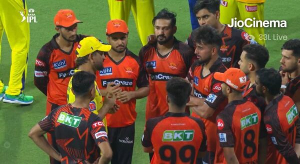 Suresh Raina Has An Adorable Reaction To MS Dhoni’s Viral Pic With SRH Youngsters - RVCJ Media