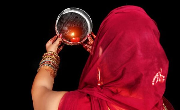 “Chand Nikal Aaya Hai, Biwi Ko Vrat Kholna Hai,” Delhi Man Calls Cops For Help On Karwa Chauth - RVCJ Media