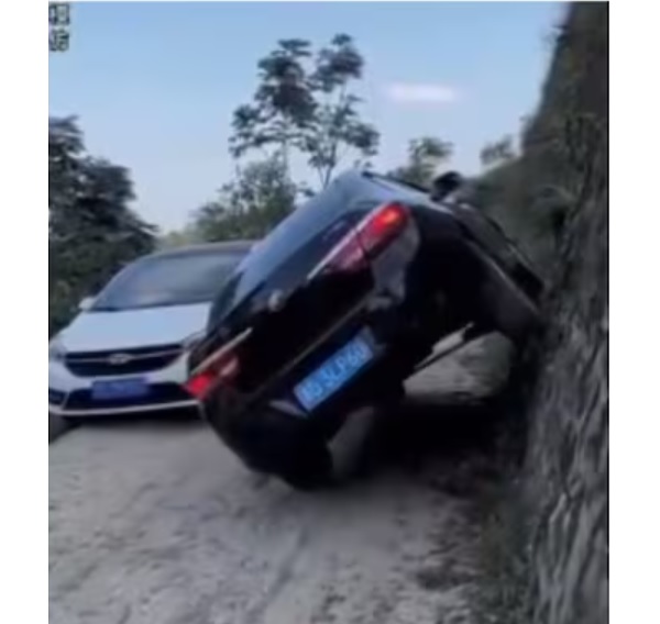 “Wait… Whaat??” Man’s Impeccable Driving Skills On A Narrow Road Left Anand Mahindra Shocked - RVCJ Media