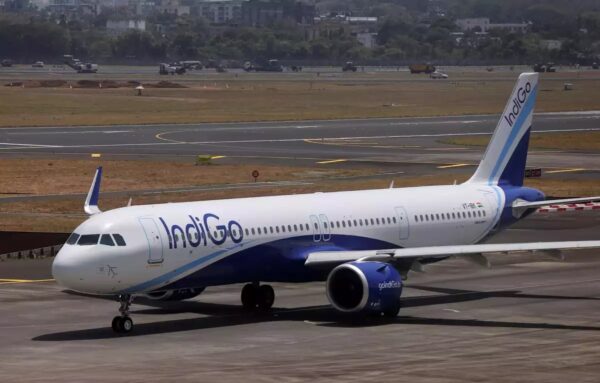 Notice Issued To Mumbai Airport & IndiGo After Passengers Were Spotted Eating On Tarmac - RVCJ Media