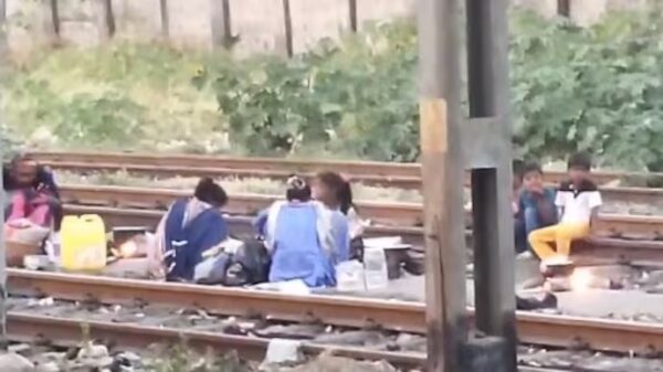 People Cook Food On Railway Tracks In Mumbai, Indian Railways Reacts After Video Goes Viral - RVCJ Media