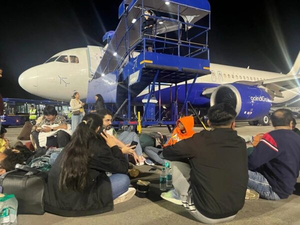 Notice Issued To Mumbai Airport & IndiGo After Passengers Were Spotted Eating On Tarmac - RVCJ Media