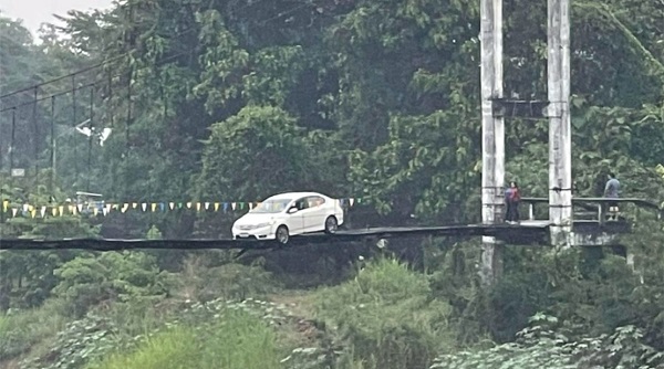 Thai Woman Completely Relied On GPS, Ended Up On A Walking Bridge - RVCJ Media