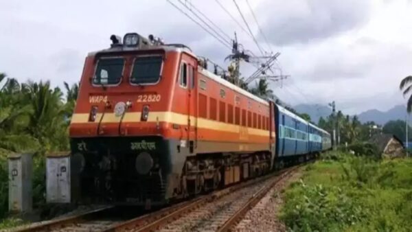 Man Snatches Woman’s Chain In A Train & Tries To Escape, Here’s What Happened Next - RVCJ Media