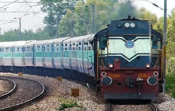 Woman Shares Pic Of Chetak Express’ Overcrowded AC Coach, Calls It General Class, Railways Reacts - RVCJ Media