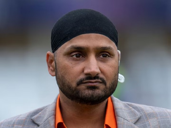 Harbhajan Calls Suryakumar Yadav A Better Version Of AB De Villiers As SKY Rips Apart RCB Bowling - RVCJ Media