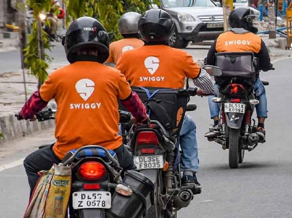 Delivery Guy Caught Stealing Shoes While Delivering Packet, Swiggy Refused To Share His Contact - RVCJ Media