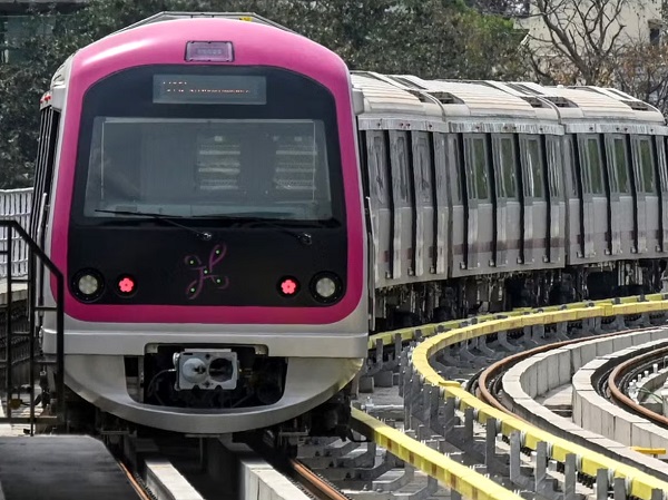 Couple Engages In PDA Inside Bengaluru Metro, Police Reacts After The Video Goes Viral - RVCJ Media