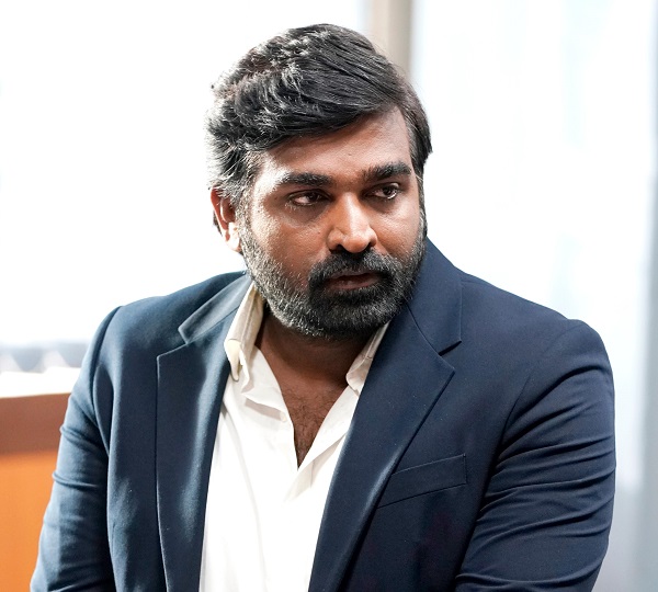 Vijay Sethupathi Gives An Epic Reply To Reporter’s Query On Actors Romancing Younger Actresses - RVCJ Media