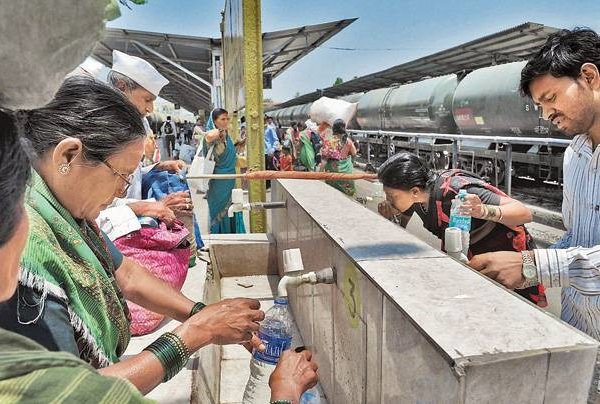 Vendor Caught Refilling Water In Used Bottles & Selling Them To Passengers In Jabalpur Station - RVCJ Media