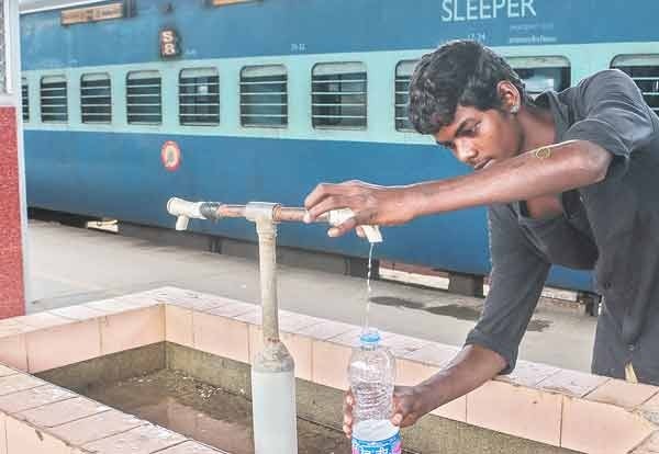 Vendor Caught Refilling Water In Used Bottles & Selling Them To Passengers In Jabalpur Station - RVCJ Media