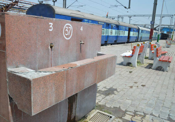 Vendor Caught Refilling Water In Used Bottles & Selling Them To Passengers In Jabalpur Station - RVCJ Media