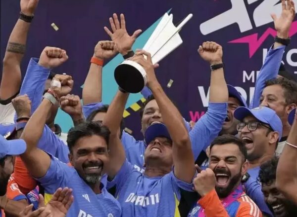 Rahul Dravid Hugging The T20 WC Trophy & Crying Was The Moment For Ravichandran Ashwin - RVCJ Media