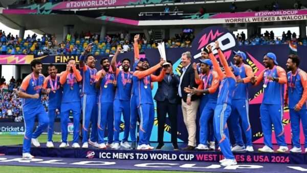 Virat Kohli Convinced Rohit Sharma To Pose With T20 WC Trophy During Victory Parade, Watch Video - RVCJ Media