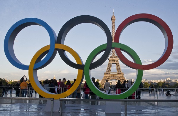 Woman Grabbing & Kissing Tom Cruise Forcibly At Paris Olympics Closing Ceremony Enrages Fans - RVCJ Media