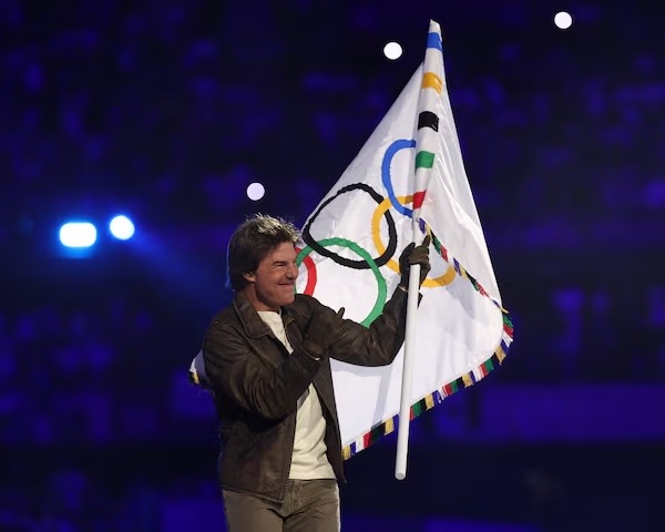 Woman Grabbing & Kissing Tom Cruise Forcibly At Paris Olympics Closing Ceremony Enrages Fans - RVCJ Media